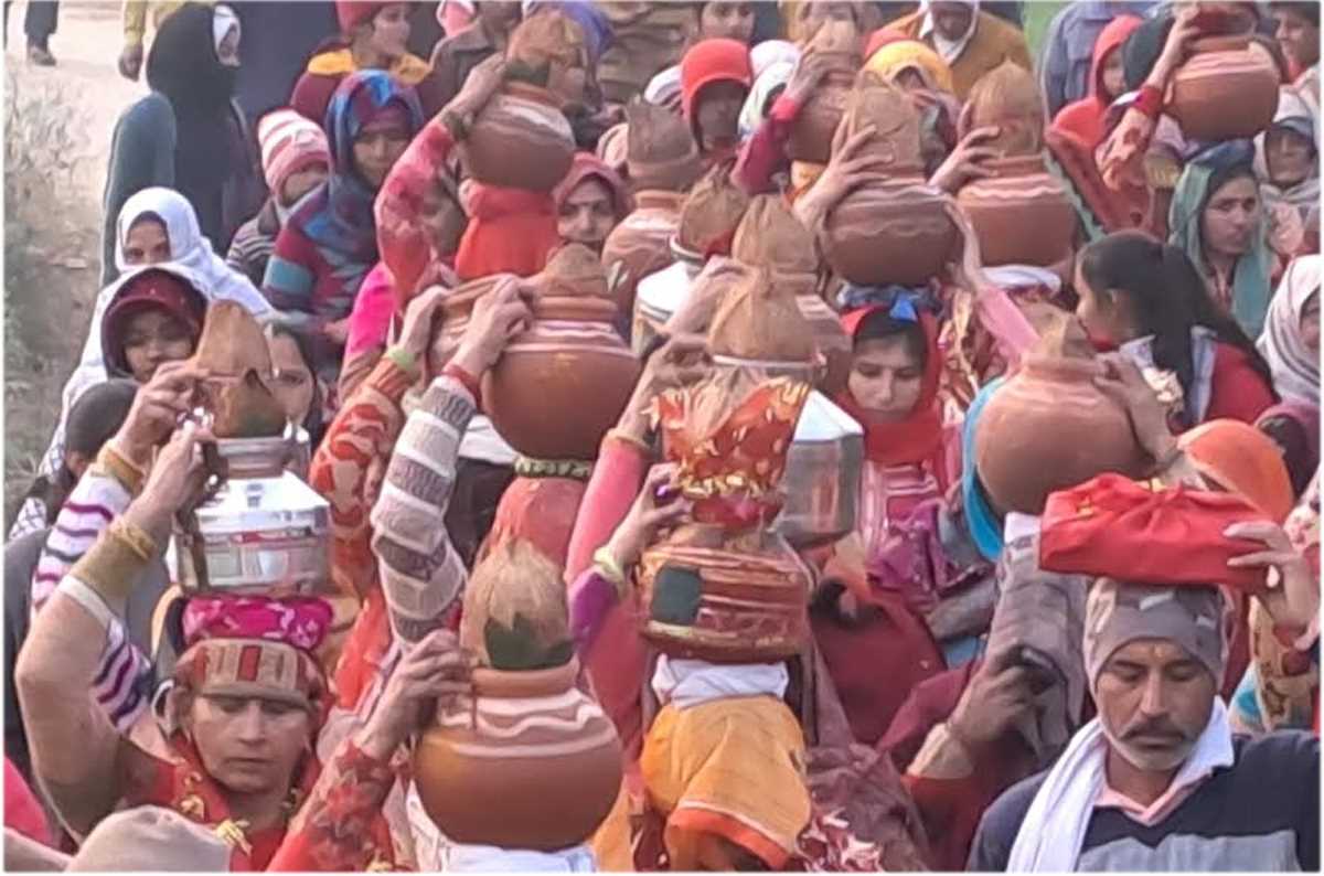 कलश यात्रा निकाल श्रीराम कथा का आयोजन